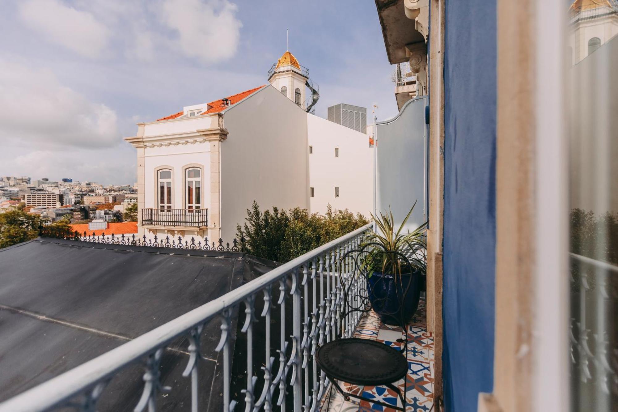 Torel Palace Lisboa Szoba fotó A typical view from a guest room at the hotel